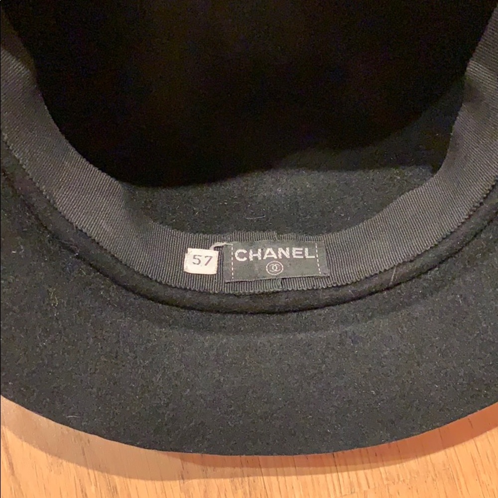 Iconic Vintage Chanel Black Felt Cloche Hat - Picture 11 of 17